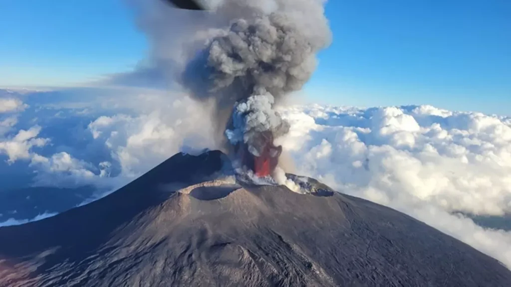 Etna Yanardağı'ndaki Lav Akışı Hava Ulaşımını Engelliyor